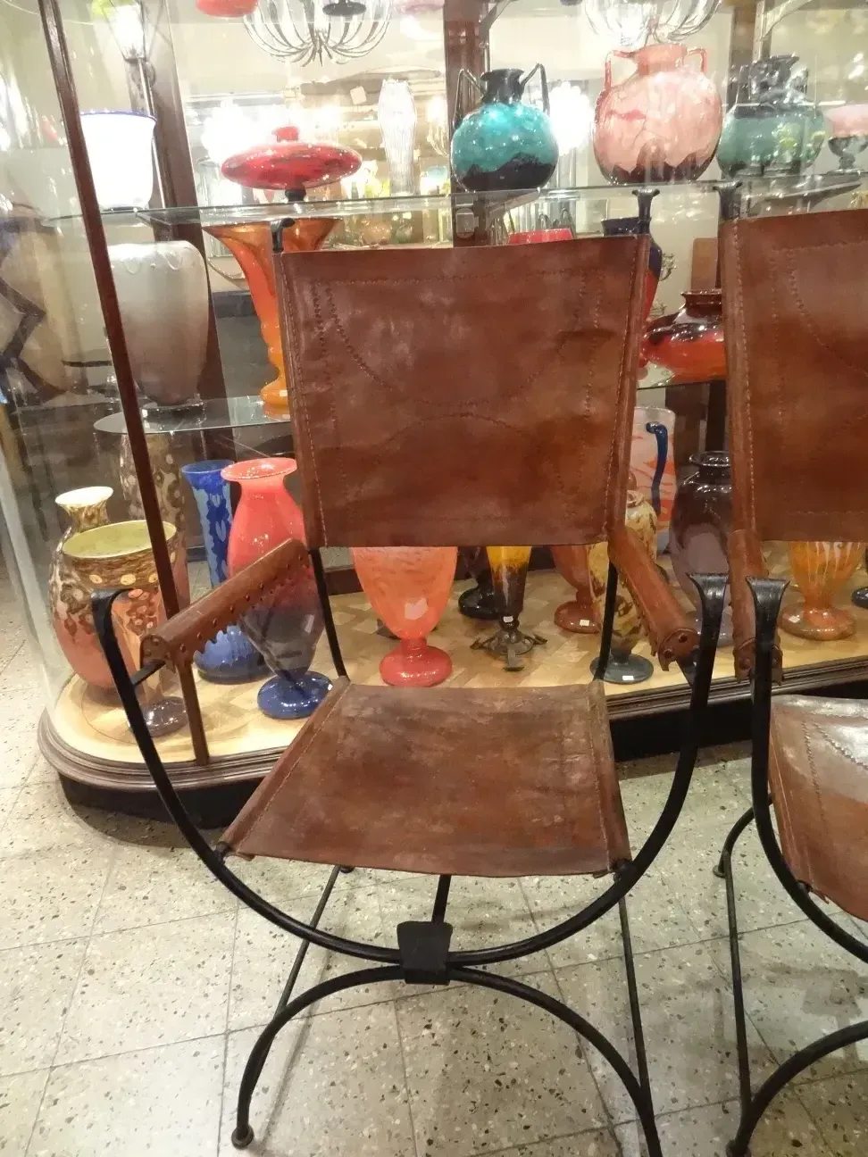 كرسيان قديمان في بيئة زخرفية