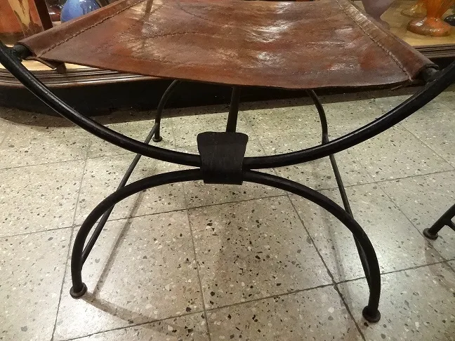 Ansicht von zwei antiken Armlehnstühlen mit eleganter Struktur in einem gemütlichen Ambiente