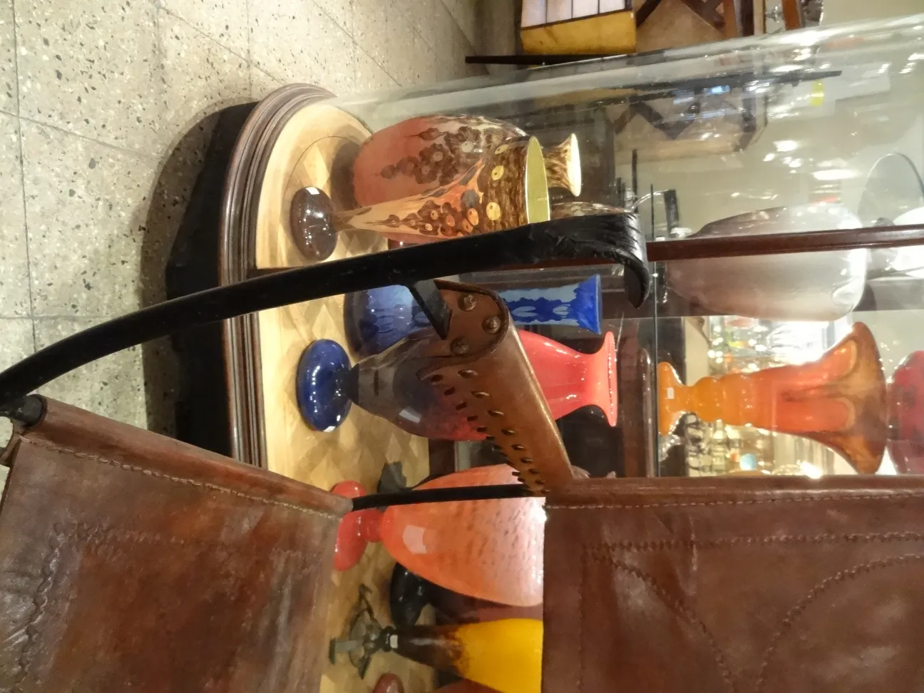 zwei antike Armlehnstühle in einer Umgebung mit bunten Vasen