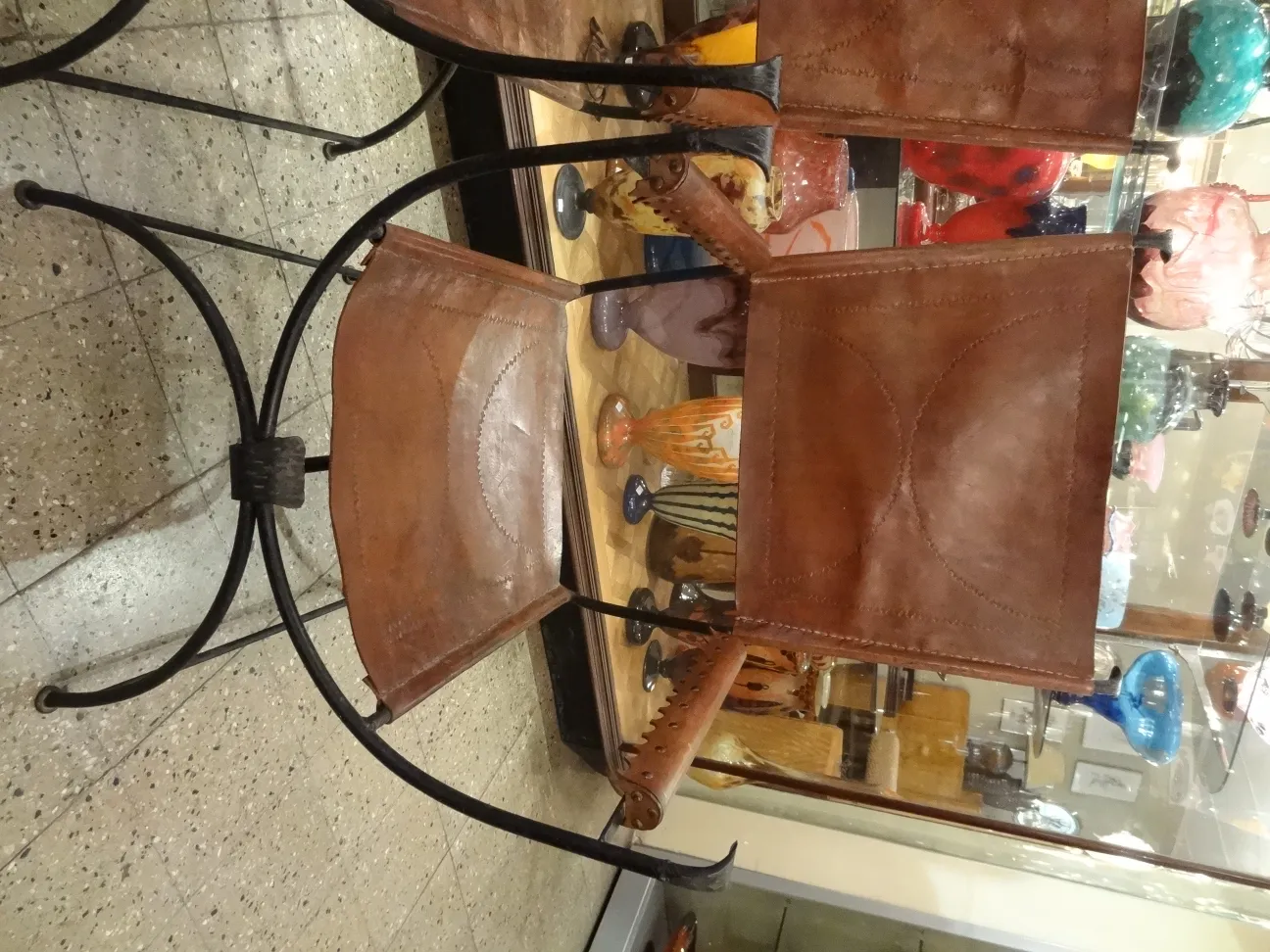 2 poltrone antiche con struttura elegante e distintiva in un ambiente classico