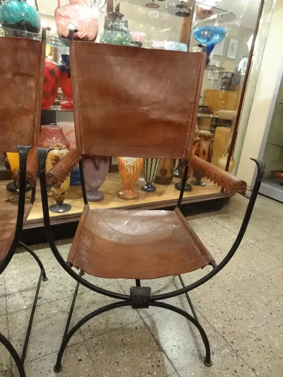 dos sillones antiguos en un ambiente con colores vivos