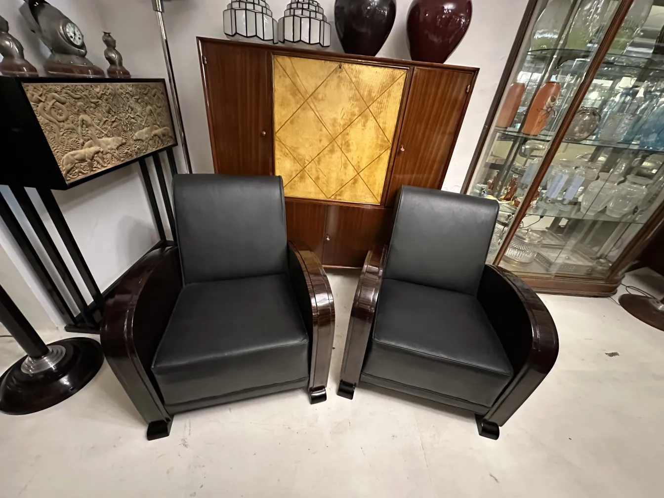 Dos sillones antiguos de estilo clásico, con un diseño elegante y suave, ambientados en un entorno acogedor.