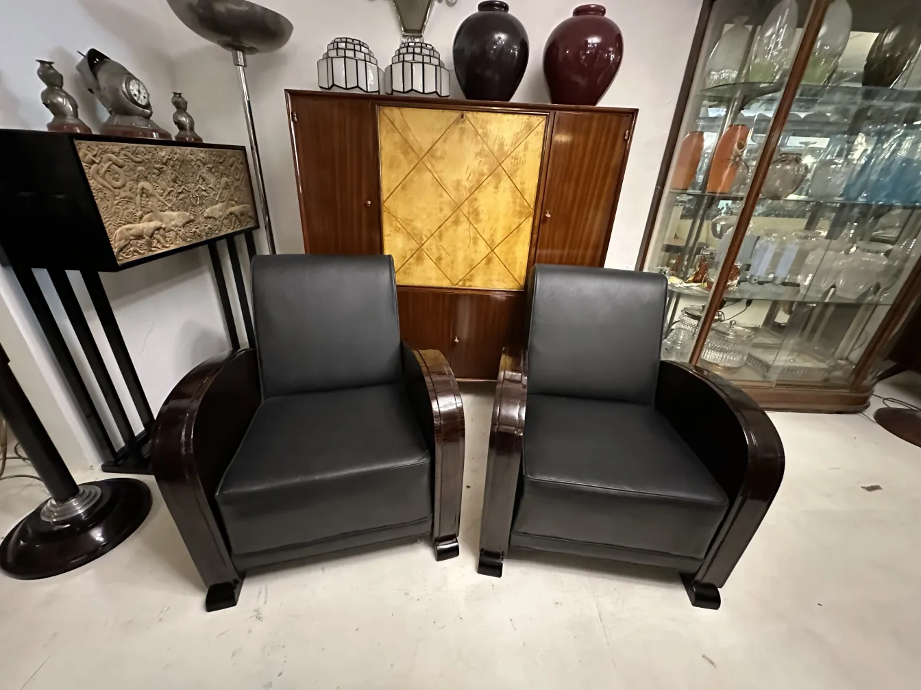 Ensemble de 2 fauteuils anciens dans un cadre élégant et accueillant.