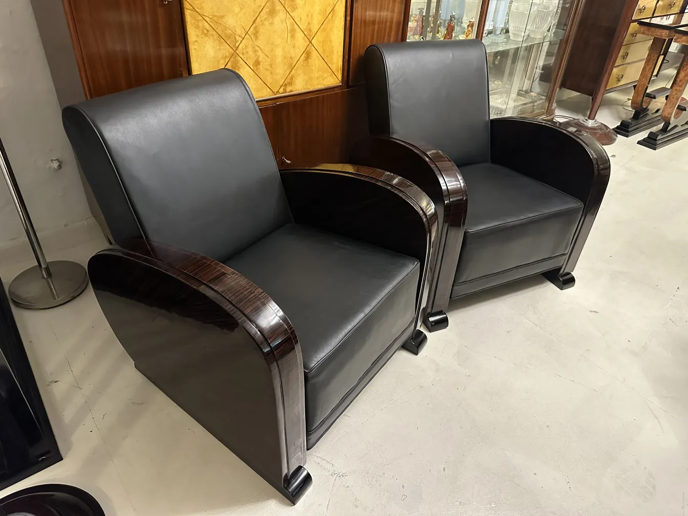 Due poltrone antiche con design elegante in un ambiente rétro.