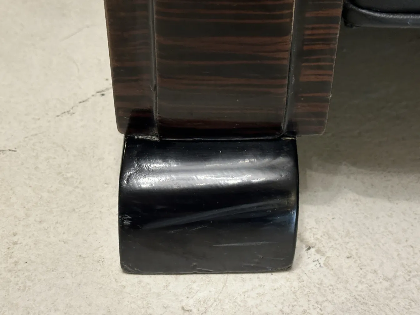 Dettagli della base di 2 poltrone antiche, design elegante