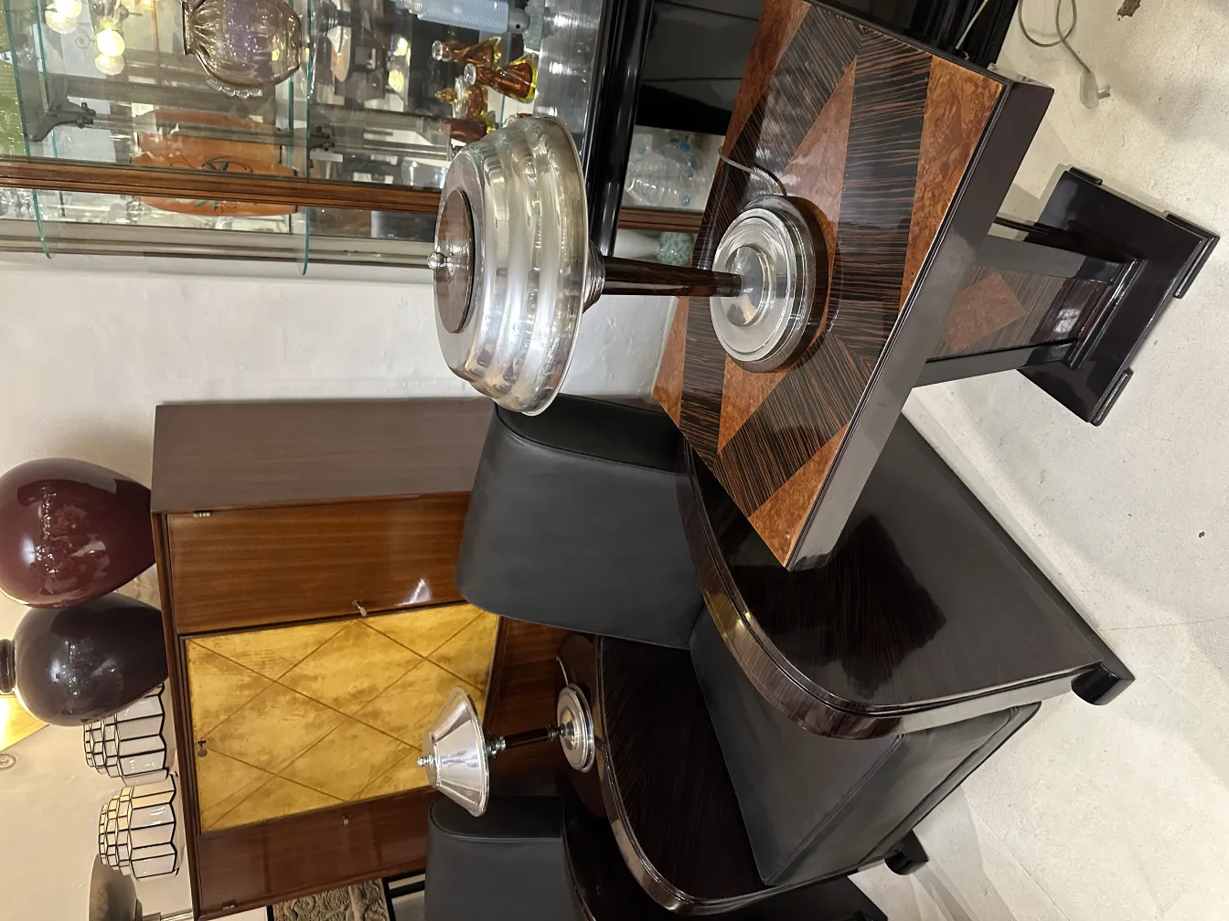 Conjunto de 2 sillones antiguos con diseño elegante en un ambiente de antigüedades.