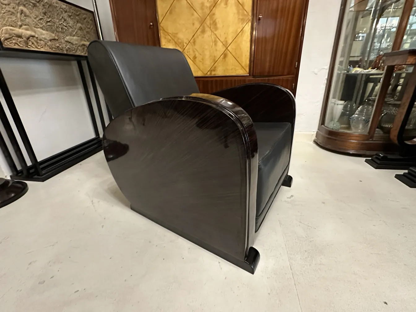 2 fauteuils anciens au design courbé dans une pièce décorative.