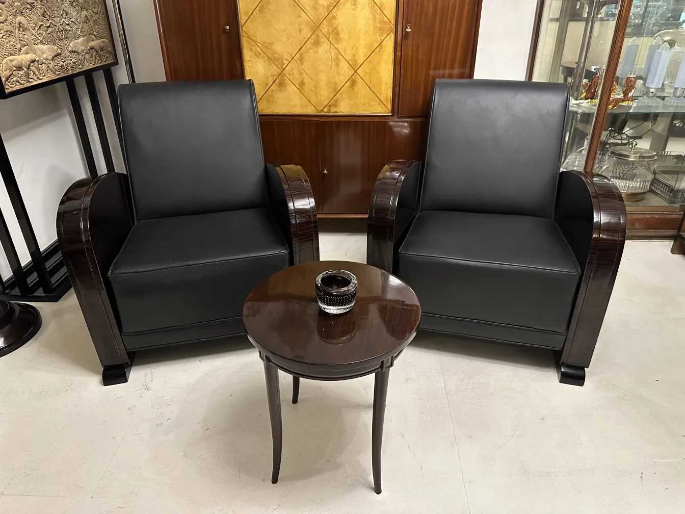 Deux fauteuils anciens noirs dans un cadre élégant