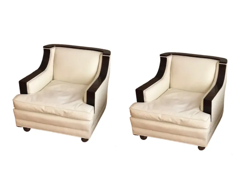 deux fauteuils anciens au design classique, couleur claire