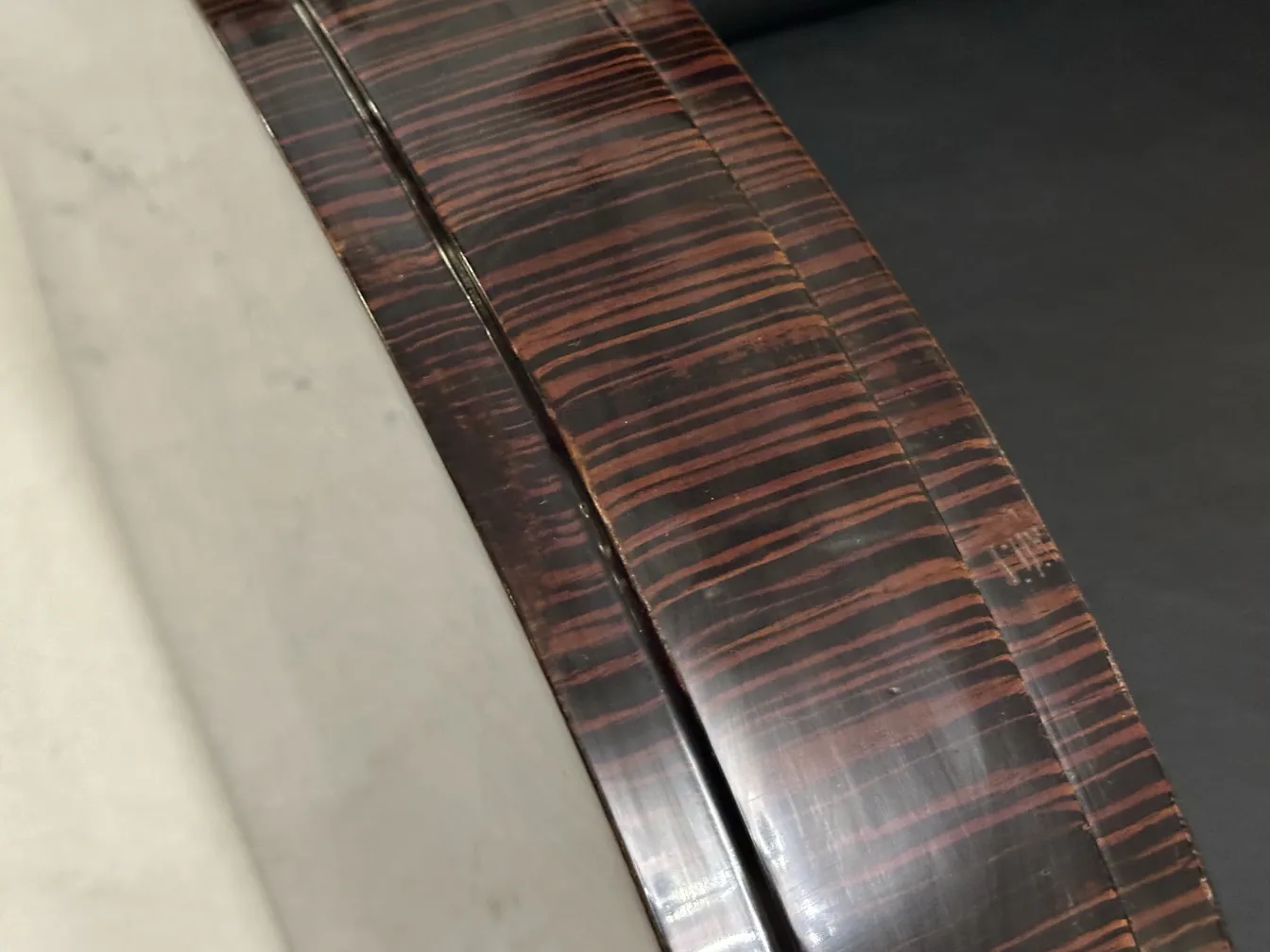 détail des 2 fauteuils anciens avec design stylisé dans un environnement accueillant