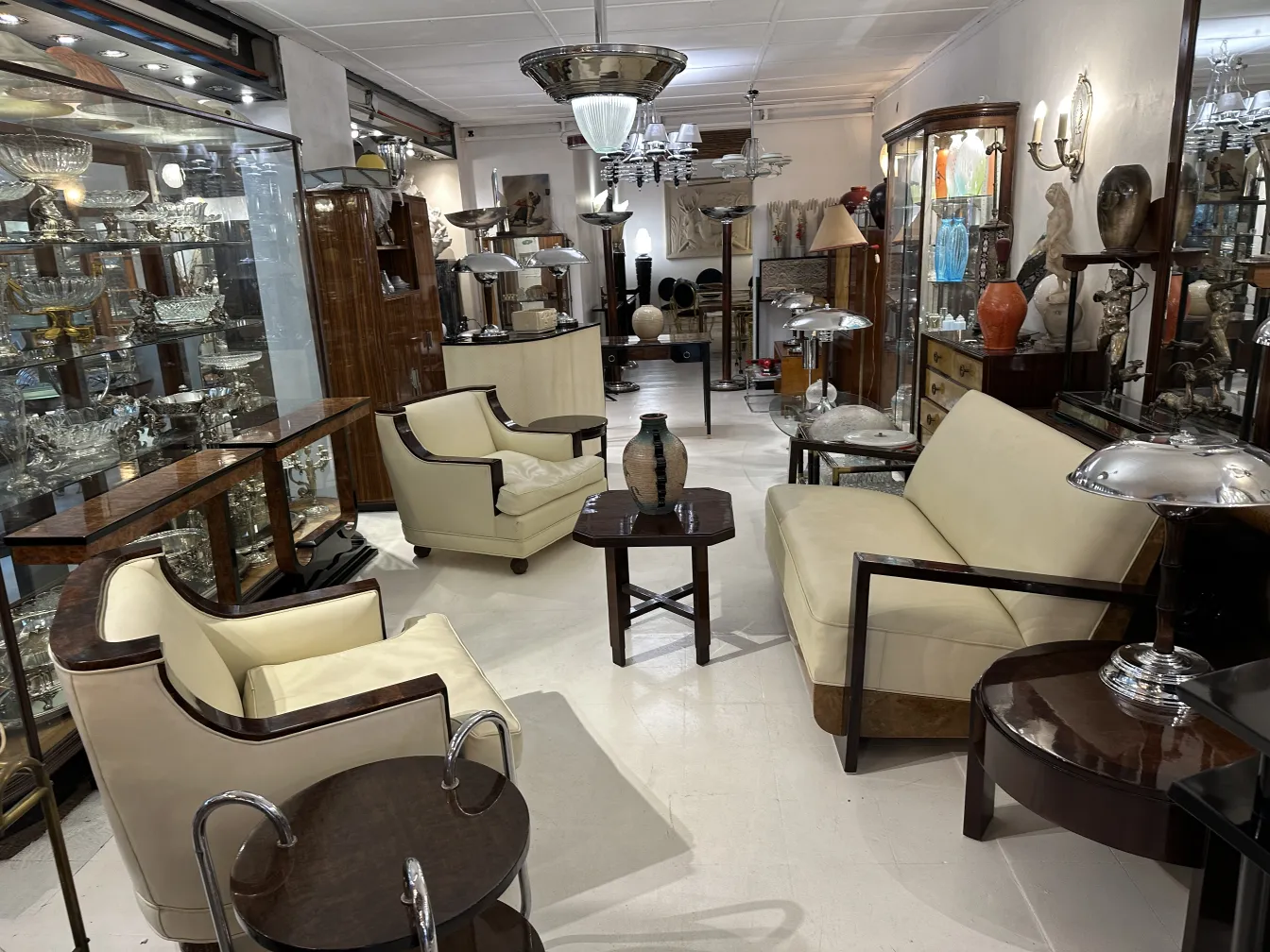 duas poltronas antiquadas em um ambiente elegante