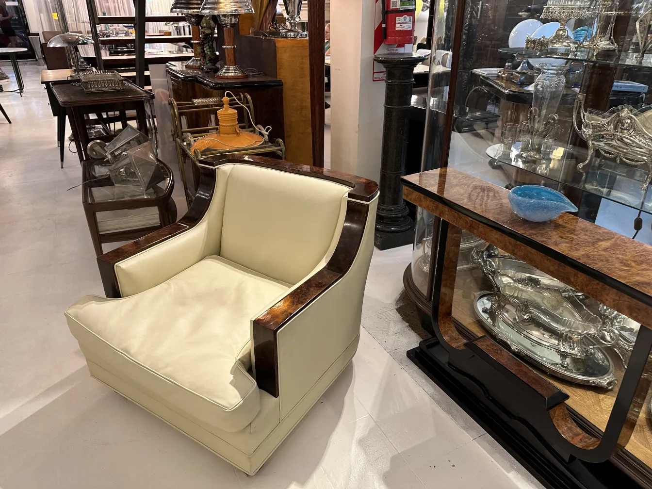 Dos sillones antiguos con brazos en un entorno elegante