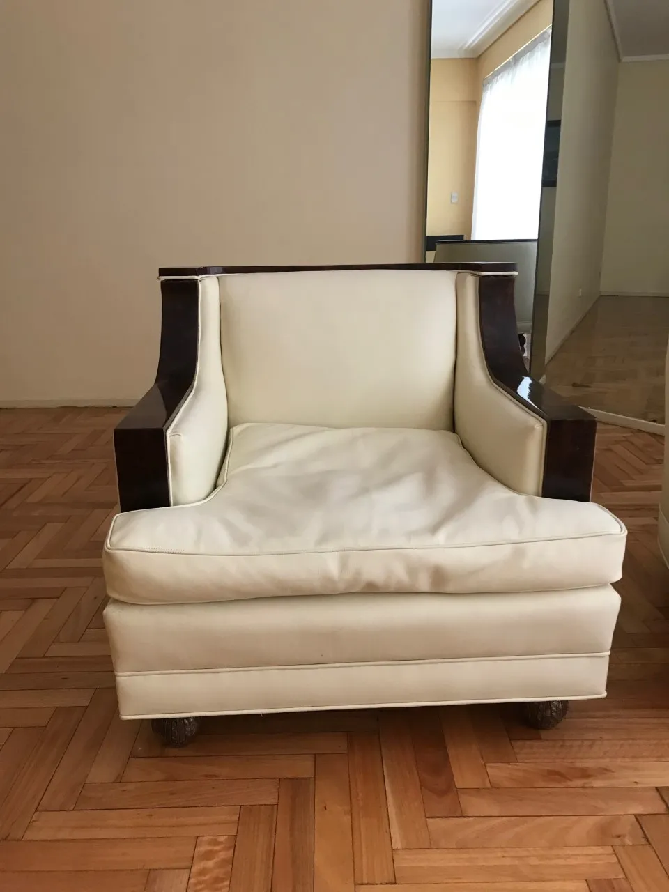 Duas poltronas antigas em um ambiente acolhedor. Estilo clássico.