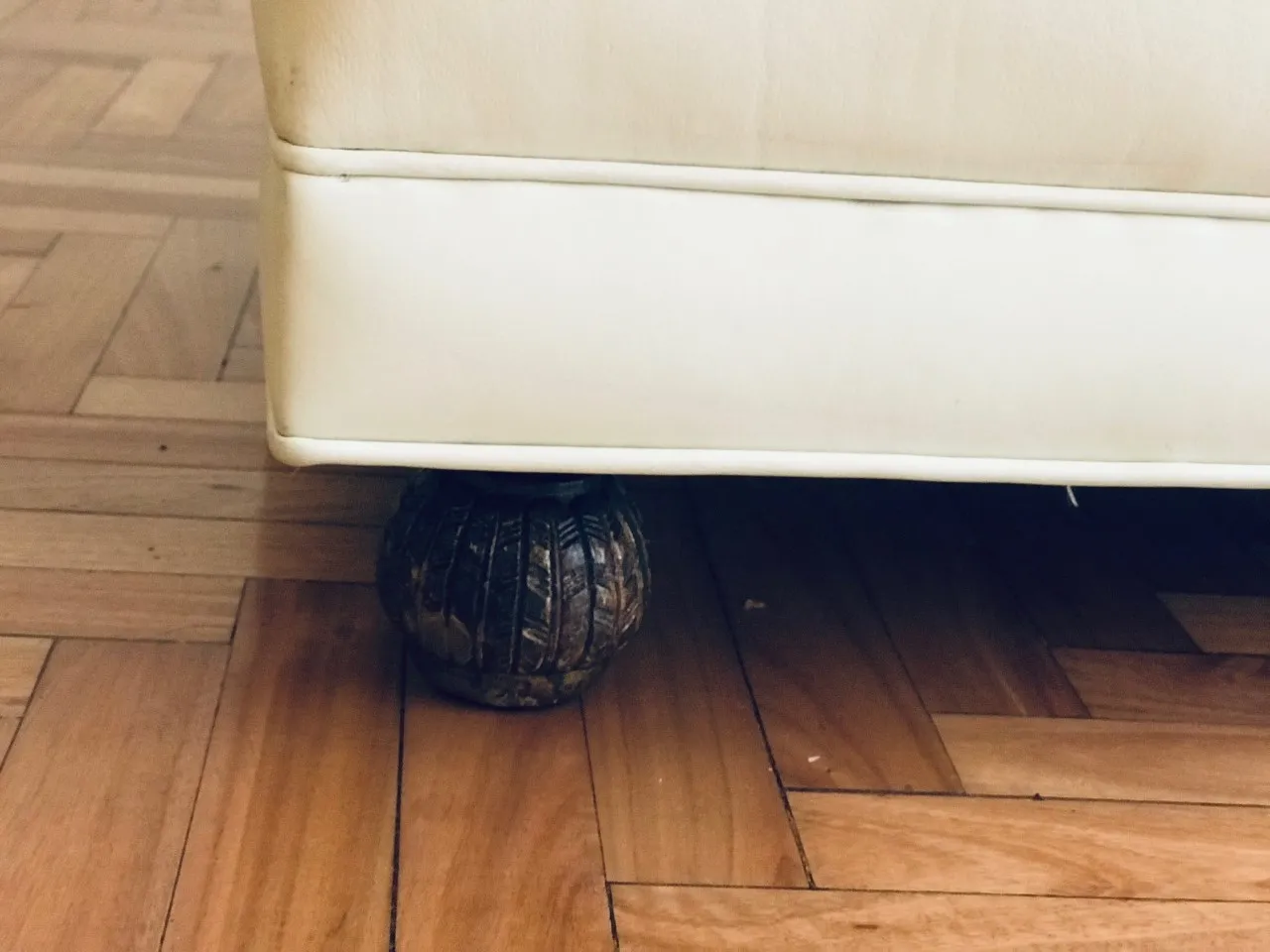 दो प्राचीन कुर्सियों का दृश्य एक सुरुचिपूर्ण वातावरण में।