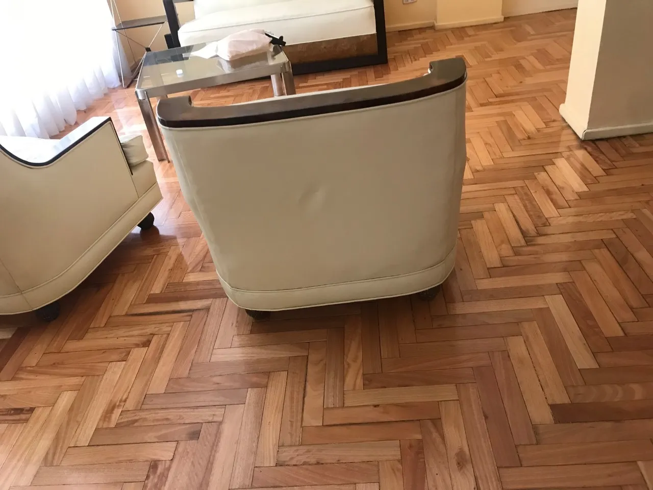 Set di 2 poltrone antiche, una visibile in salotto