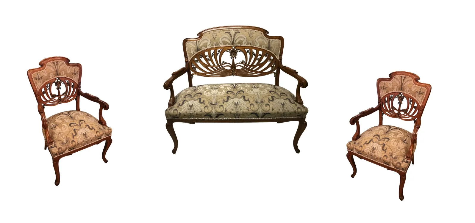 Trois élégants fauteuils anciens art nouveau dans un cadre classique.