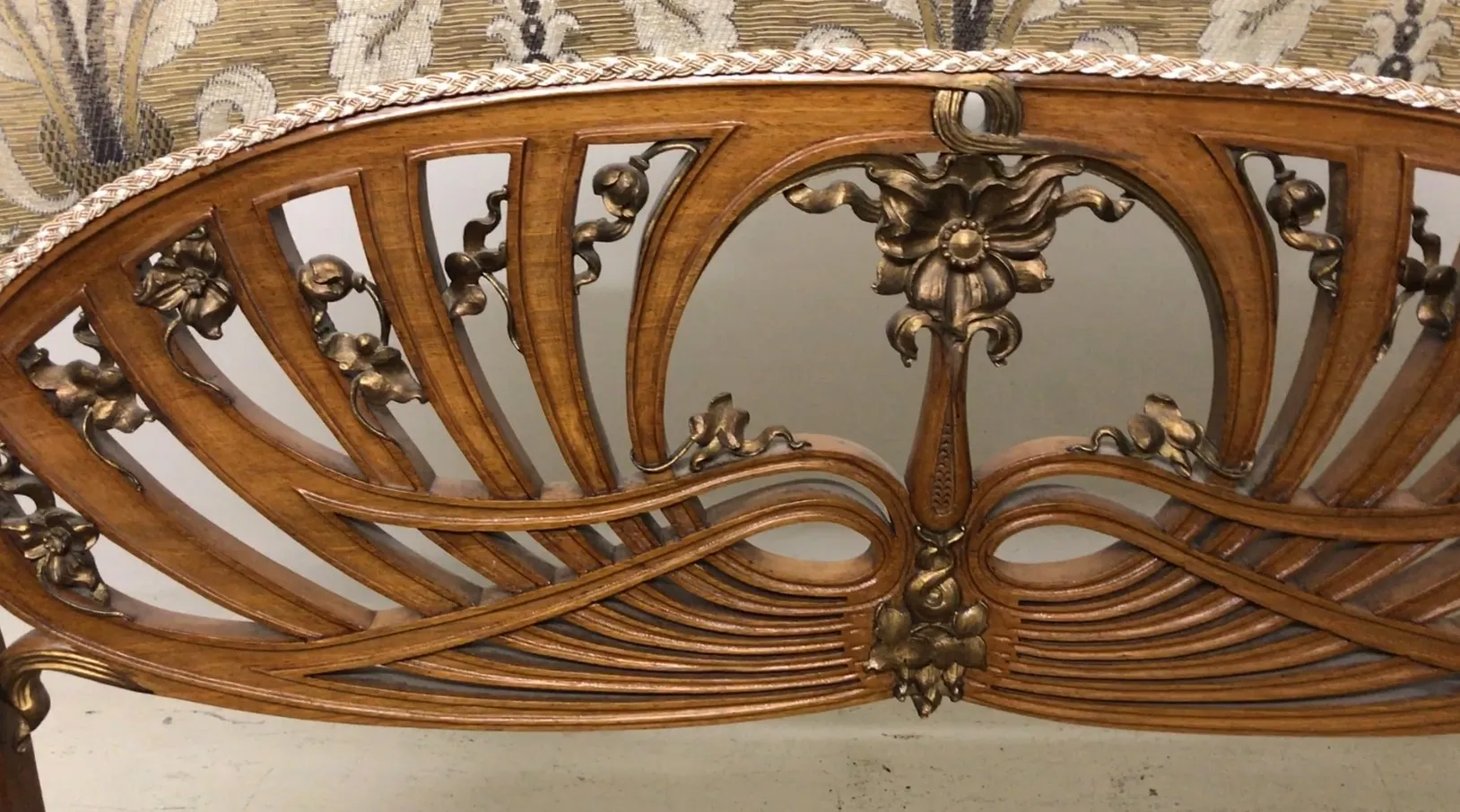 Três poltronas antigas com design art nouveau elaborado