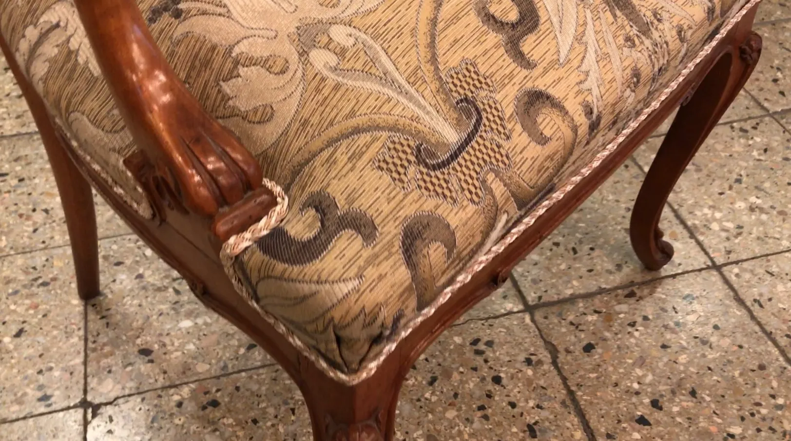 Trois fauteuils anciens avec design complexe et tapisserie décorative dans un cadre classique