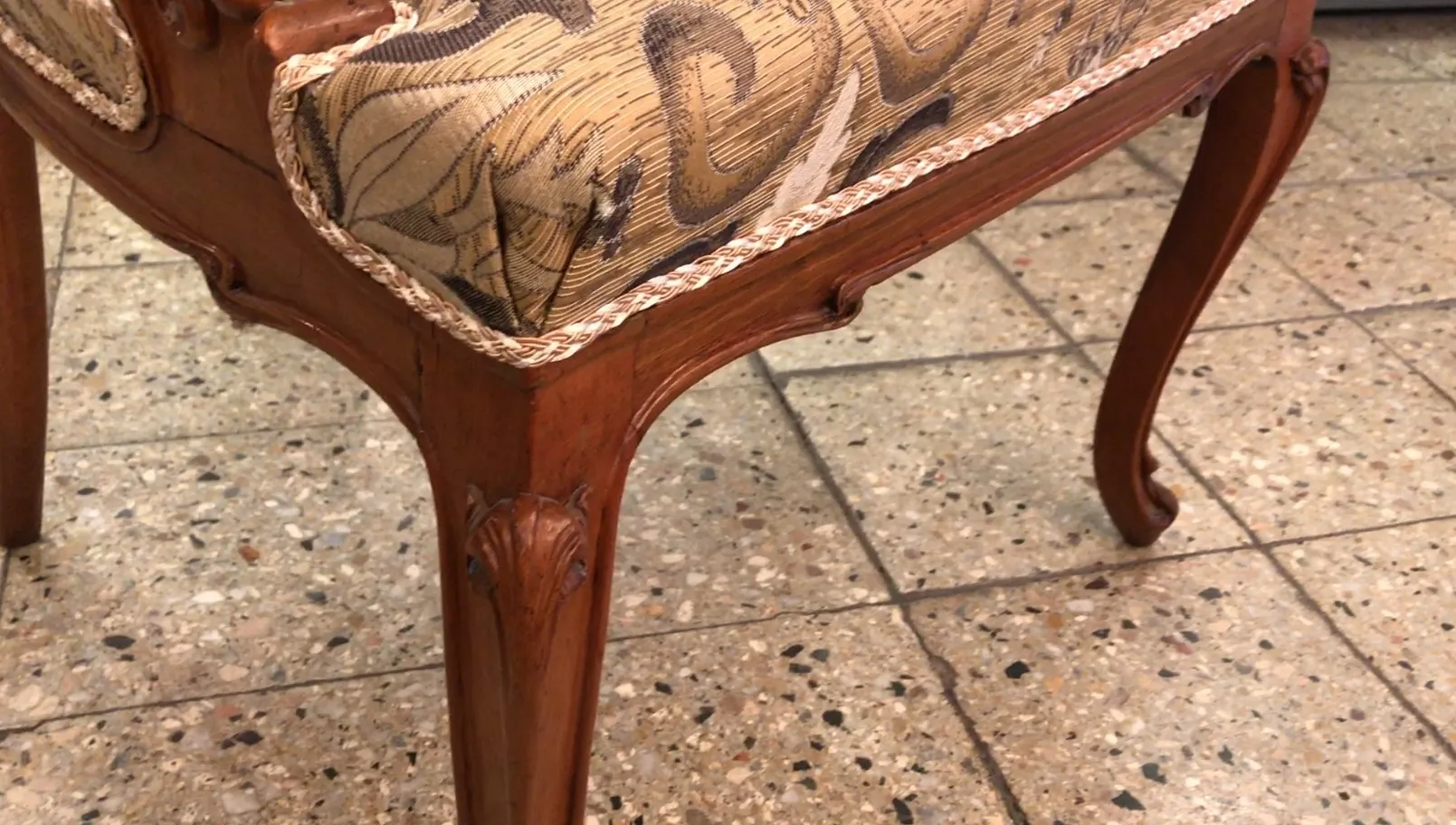Três poltronas antigas com acabamento elegante e detalhes art nouveau, em um ambiente clássico.