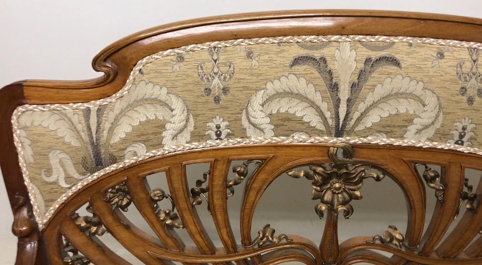 Tres sillones antiguos art nouveau con diseño elegante y detalles elaborados