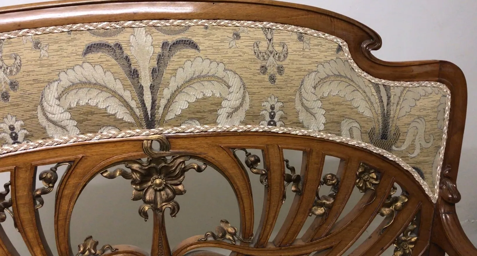 tres sillones antiguos con diseño decorativo Art Nouveau