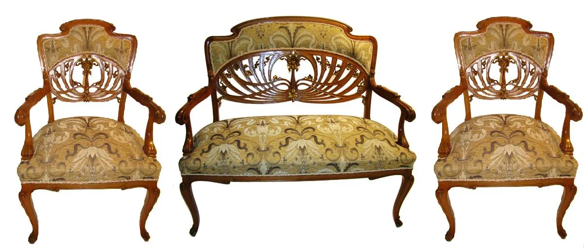 Tres sillones antiguos con diseño elegante y detalles decorativos en un ambiente clásico.