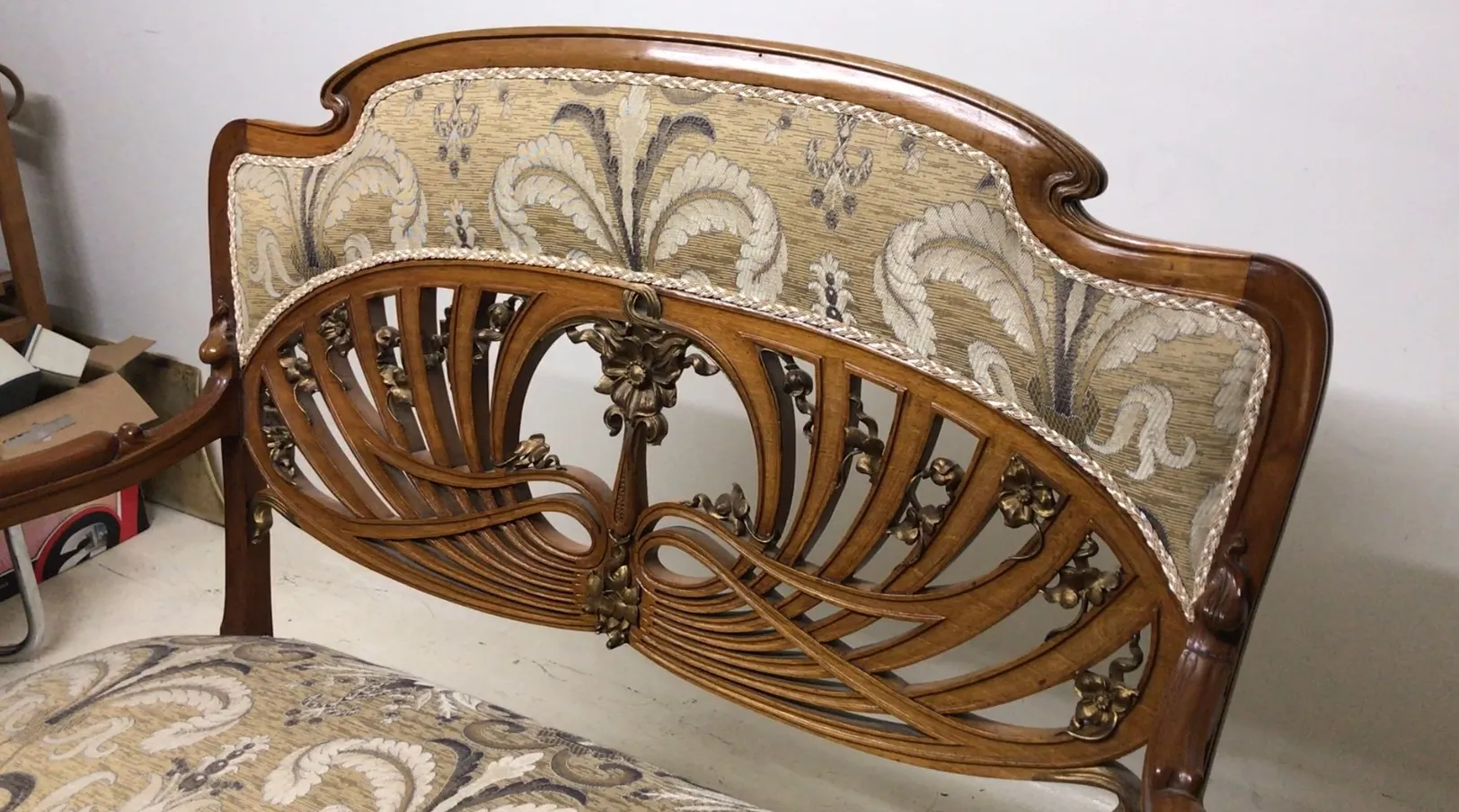 Tres sillones antiguos con un diseño de art nouveau espléndido en un entorno acogedor.