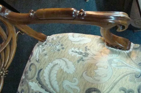 3 poltronas antigas com detalhes decorativos