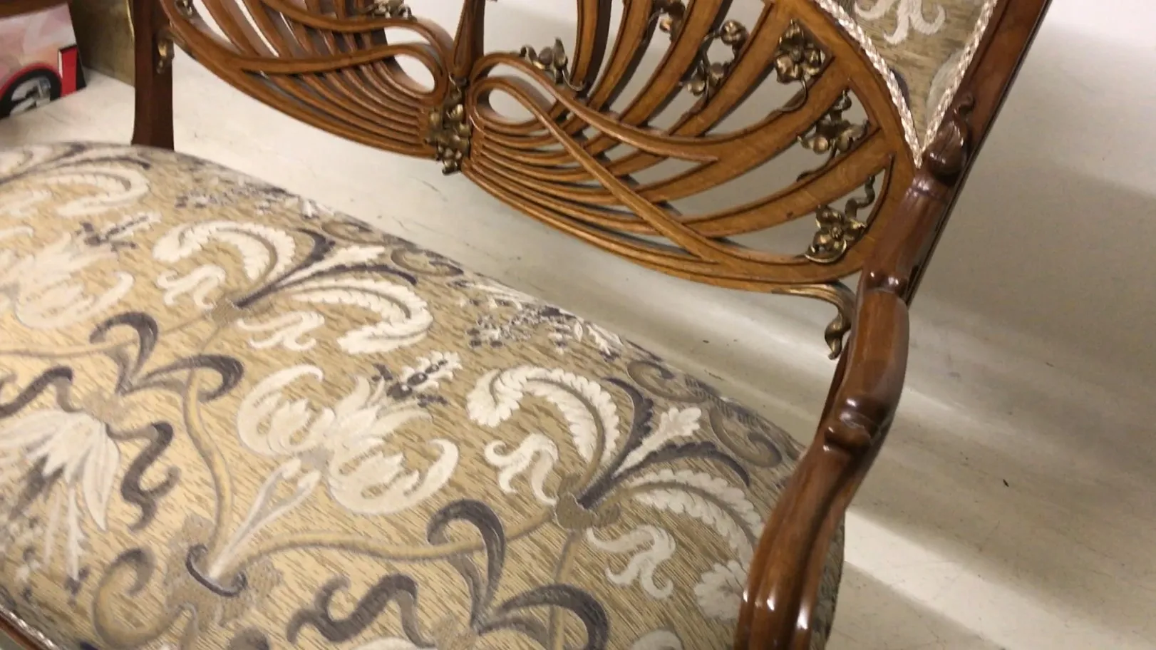 Tre poltrone antiche con design unico in un'atmosfera accogliente.