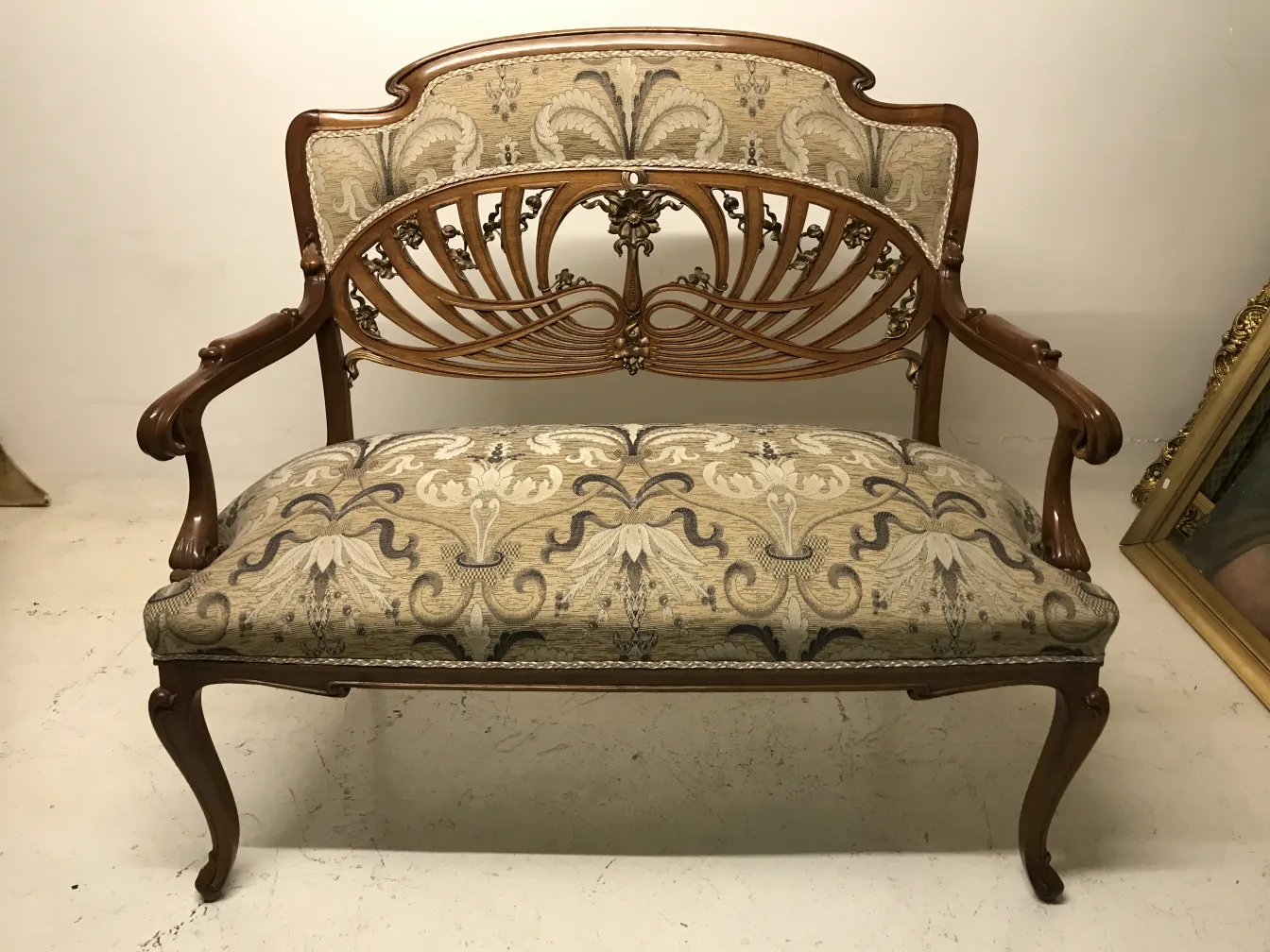 Trois fauteuils antiques de style art nouveau avec un design élégant, dans un environnement chaleureux.