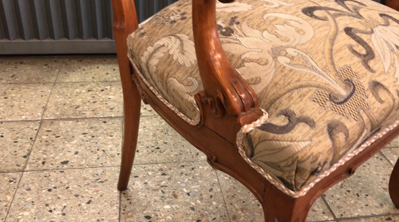 Trois fauteuils anciens avec un revêtement décoratif et des bras sculptés