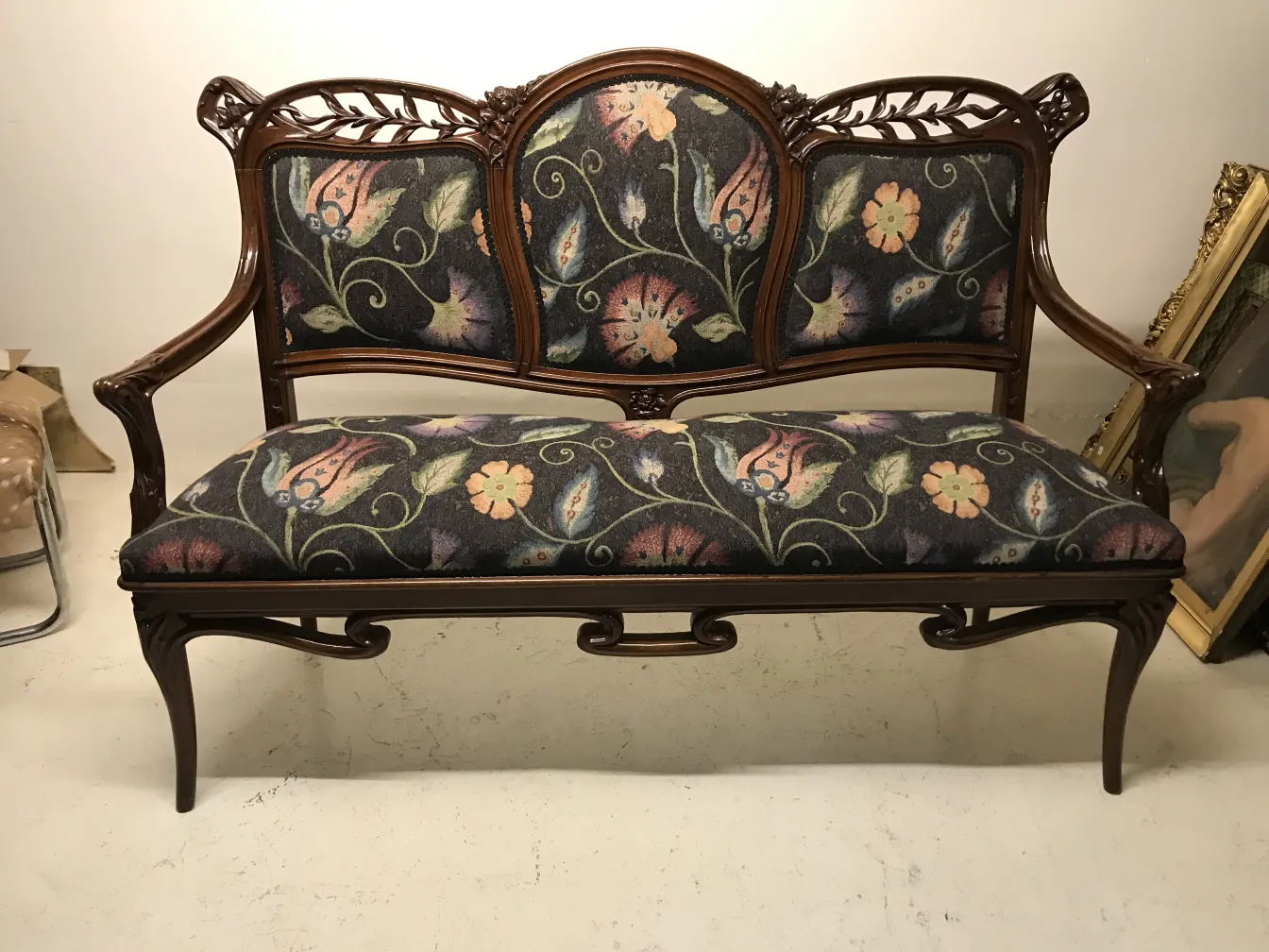 Trois fauteuils anciens avec coussins à motif floral