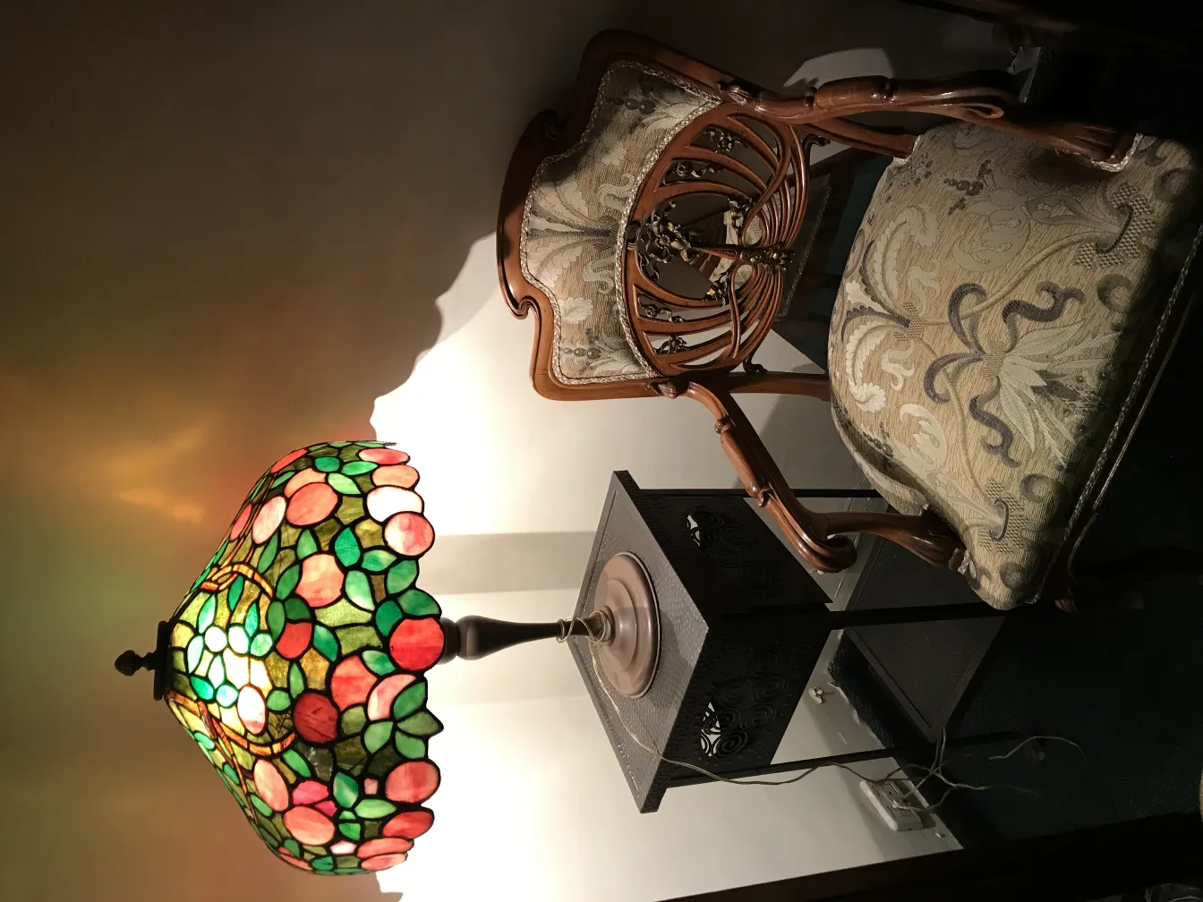 Três poltronas antigas com belos detalhes decorativos e um ambiente acolhedor