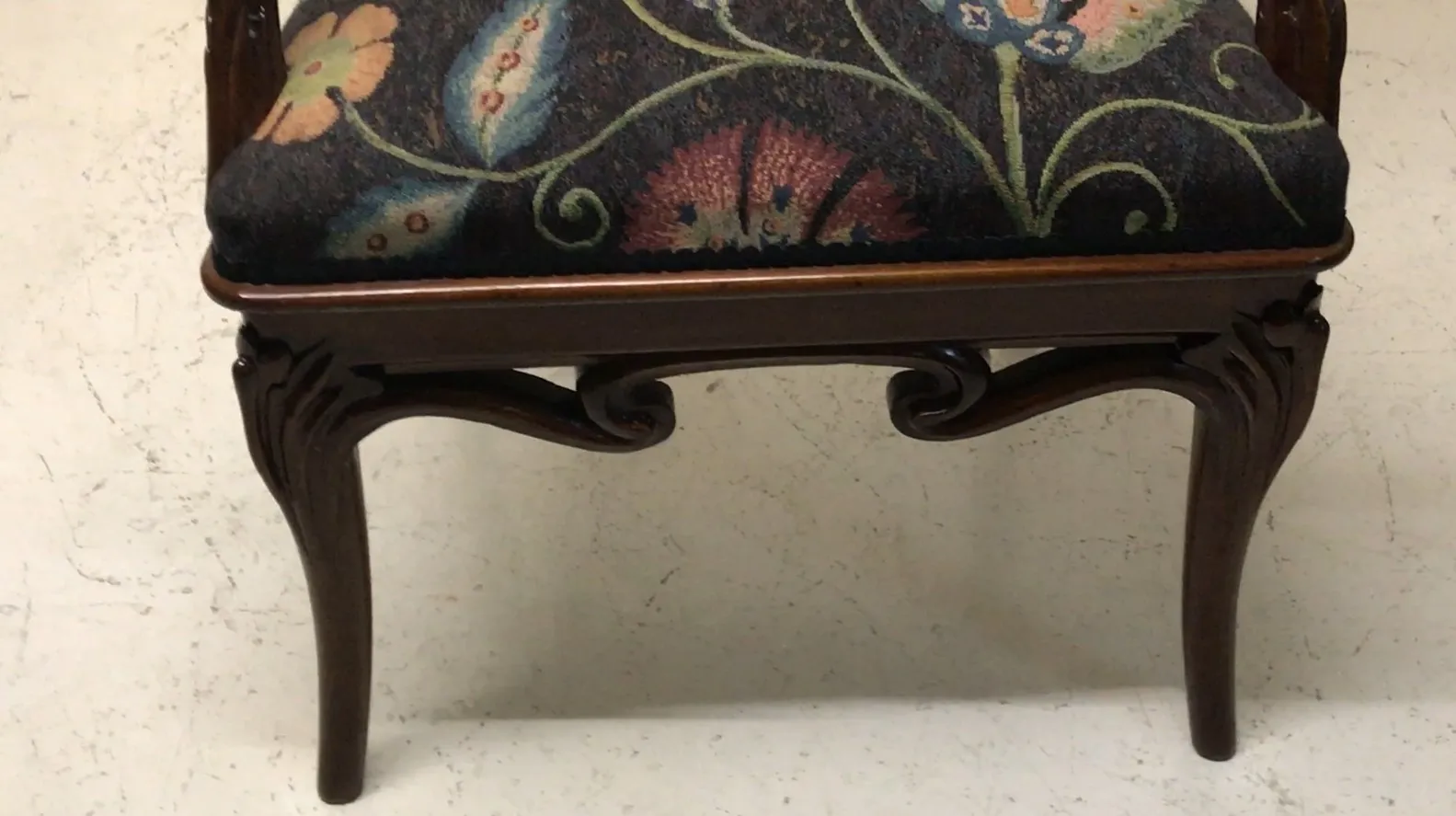 Trois fauteuils anciens art nouveau avec un design floral