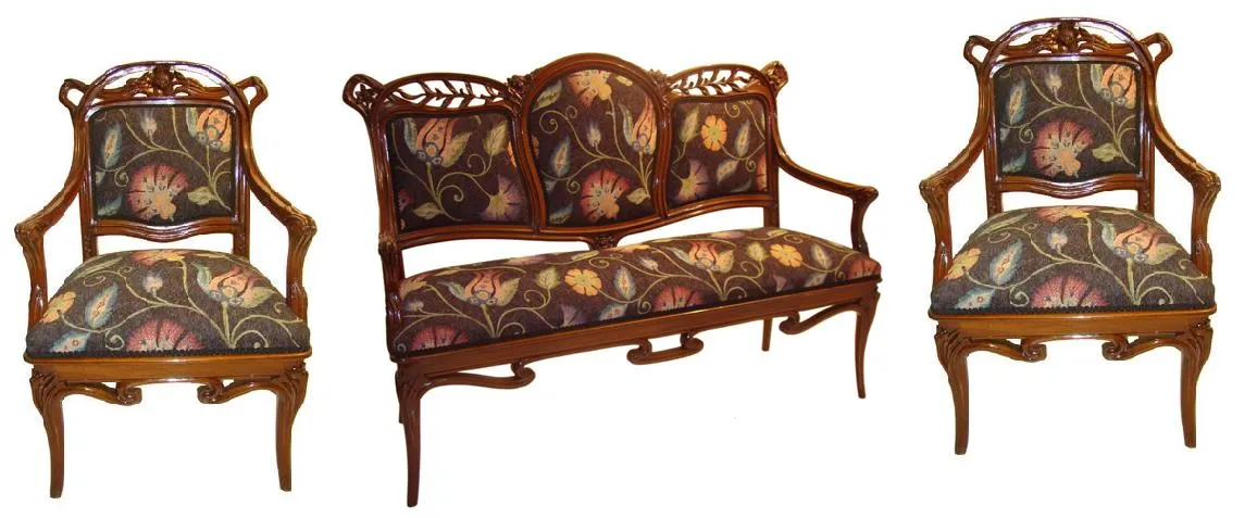 Trois fauteuils anciens avec des motifs décoratifs colorés.