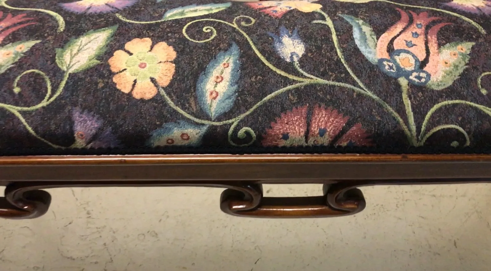 Três poltronas antigas com estofamento decorativo de flores