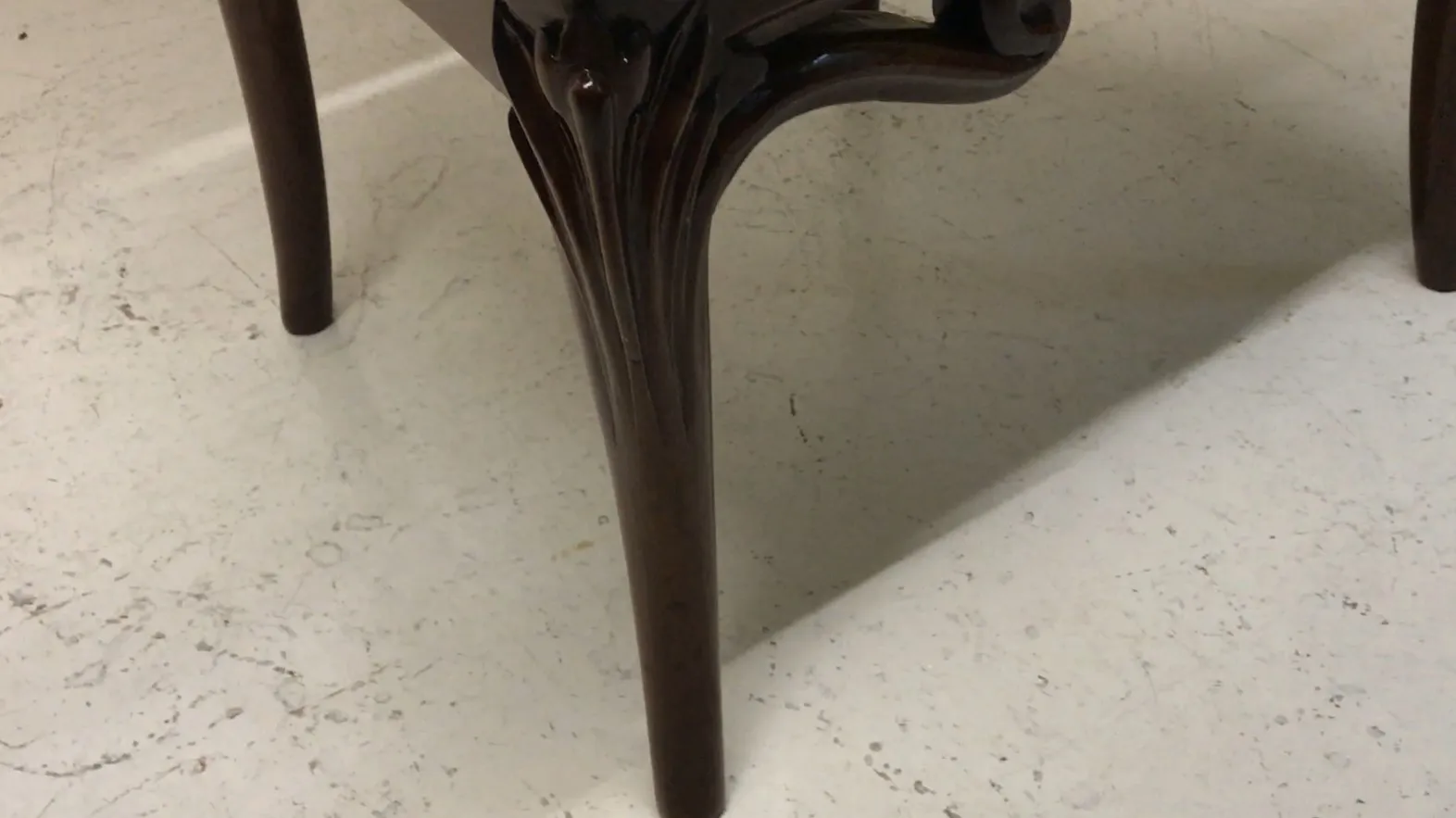 Tre poltrone antiche con dettagli in stile art nouveau in un ambiente accogliente