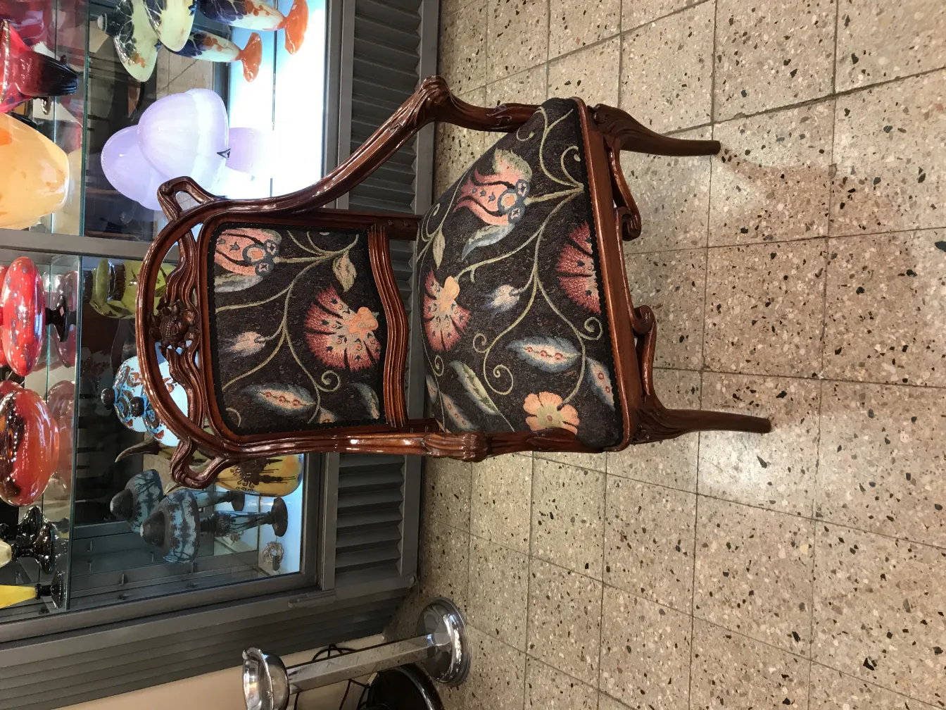 3 poltronas antigas com design floral, fundo decorativo.