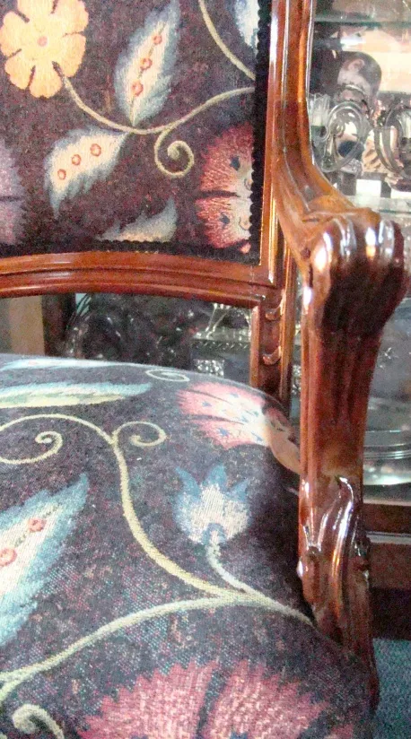 tre poltrone antiche con decorazioni floreali art nouveau