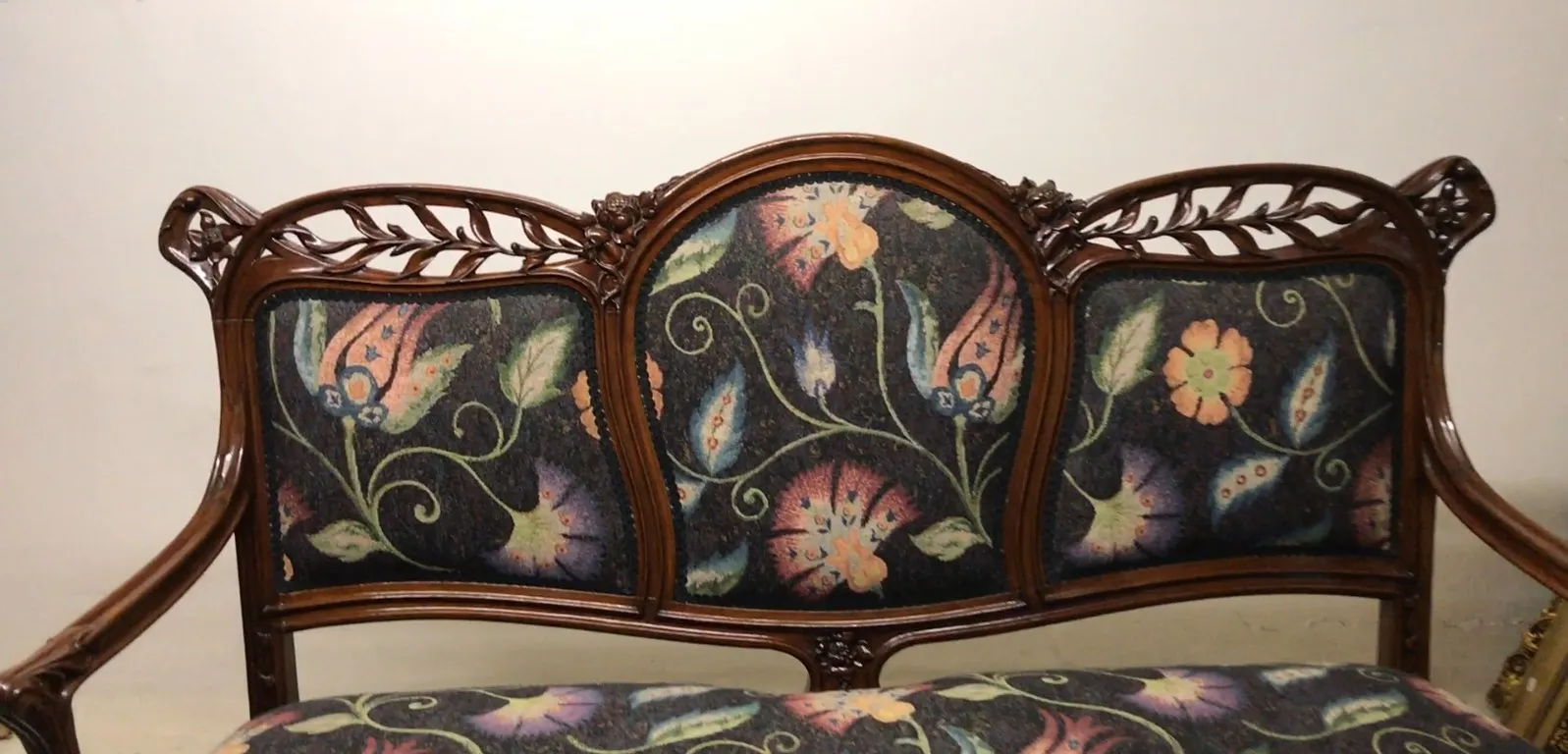 3 poltronas antigas com padrões florais vibrantes, ambiente acolhedor