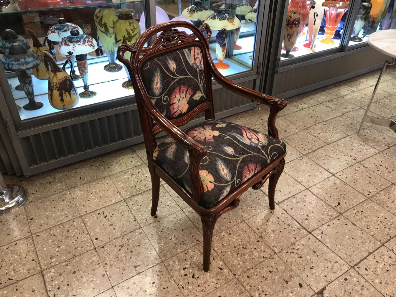 Trois fauteuils anciens de style Art Nouveau avec motifs floraux, dans un cadre d'antiquités.