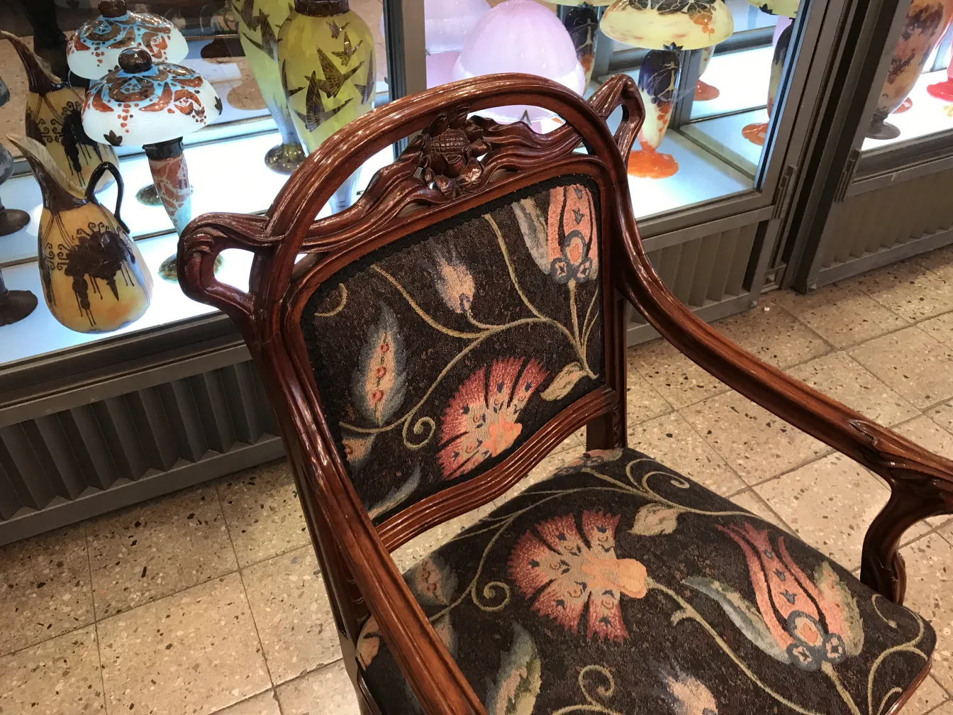 Poltrona antiga em estilo art nouveau com padrão floral