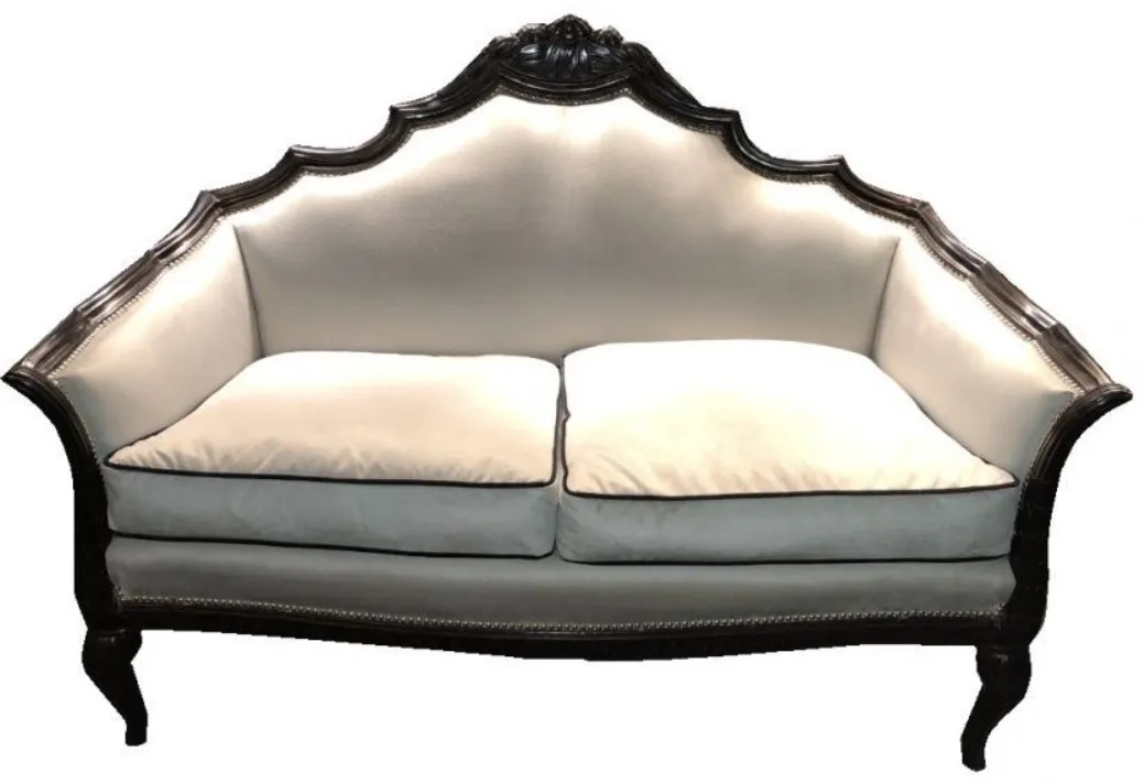 3 sillones antiguos con respaldo alto y cojines cómodos