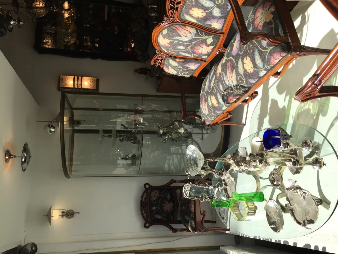 tre poltrone antiche con design floreale in ambiente elegante