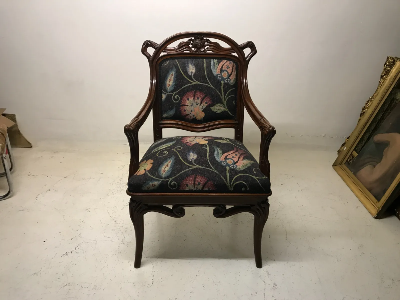 3 poltronas antigas com estampa floral, estilo art nouveau