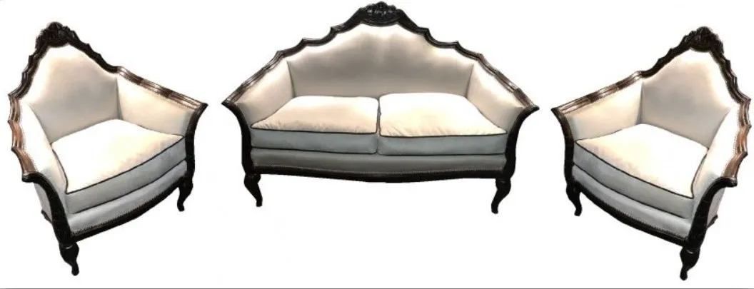 Ensemble de 3 fauteuils anciens avec un design élégant dans un cadre confortable.