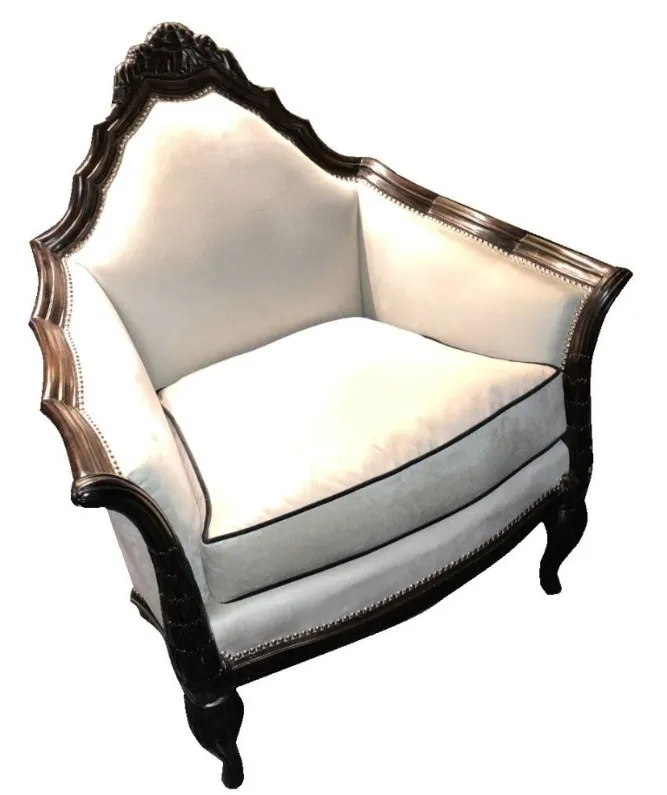 3 poltrone antiche con design elegante