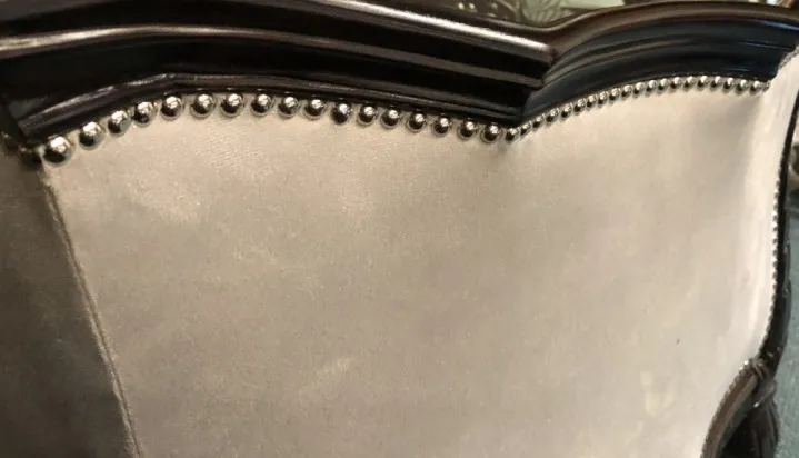 Três poltronas antigas com detalhes decorativos e elegância.