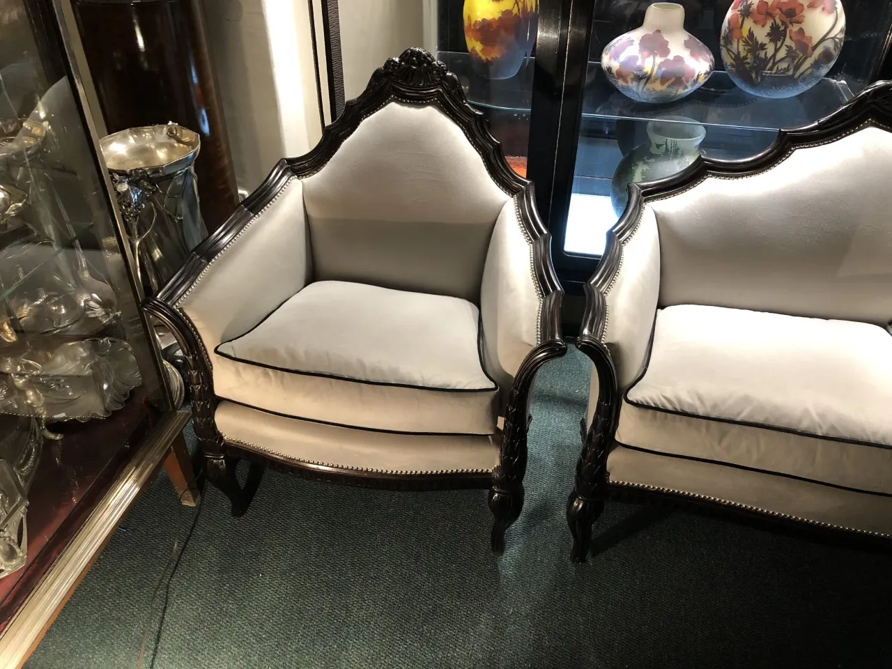 Drei antike Armlehnstühle von Paul Follot in eleganter Umgebung.