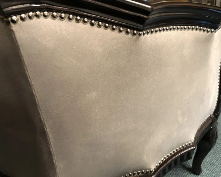 Três poltronas antigas com detalhes na estofaria.